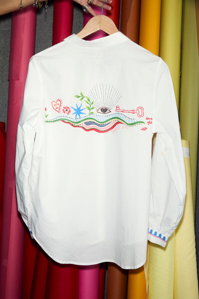 Choose Love Miley Shirt in white cotton featuring a graphic back print with heart and eye motifs.