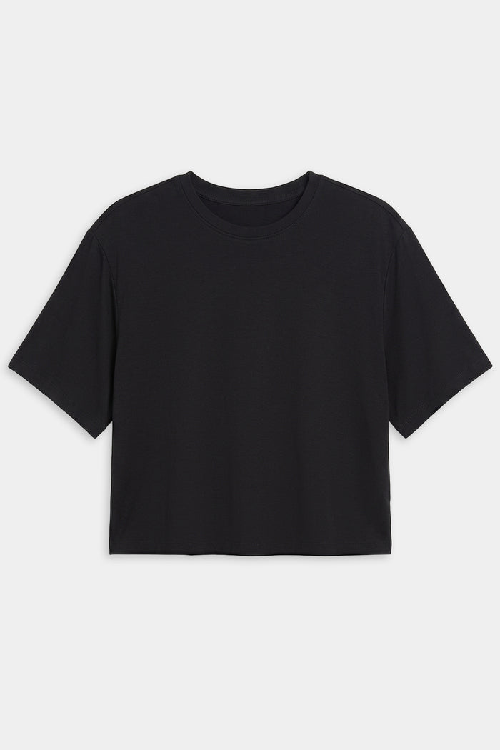 The SPLITS59 Djuna Oversized Jersey Tee in black is a versatile cropped short-sleeve shirt, ideal for gym workouts, shown laid flat on a white background.