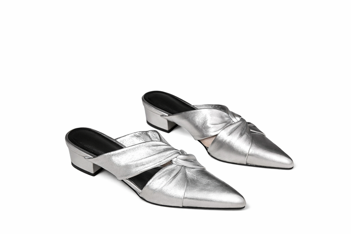 pointed-toe metallic mule with twisted front detail – ASMA