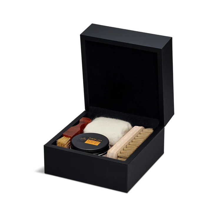 A black velvet-lined box with the Saphir Medaille D'Or logo on the lid.