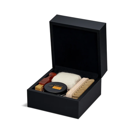 A black velvet-lined box with the Saphir Medaille D'Or logo on the lid.